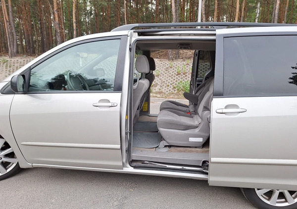 Toyota Sienna cena 32855 przebieg: 305000, rok produkcji 2007 z Warszawa małe 106